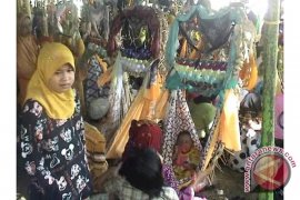 Pejabat Ikut Diayun Meriahkan Tradisi "Menuyang Anak"