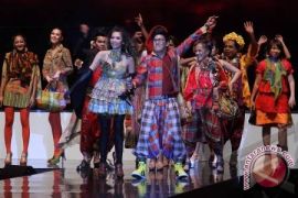 "Indonesia Fashion Week" mengusung sarung sebagai tren