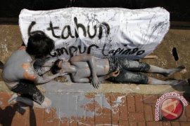 Holis Raih Rekor MURI dengan Lumpur Lapindo  