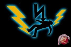 Pemasang Papan Reklame Pingsan Tersengat Listrik 