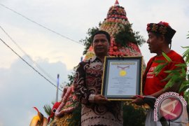 Gunungan kue keranjang terbanyak dianugerahi rekor Muri