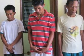 Polisi Bekuk Tiga Pencuri Kabel Telepon