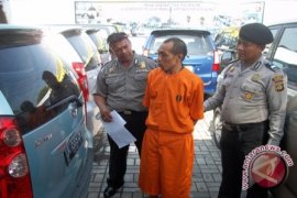 Polisi Ringkus Tersangka Penggelapan Mobil