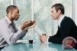 Mengenal perbedaan antara komunikasi verbal dan non-verbal