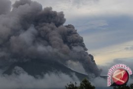 Lokon muntahkan debu vulkanik setinggi 2.000 meter