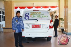 Wali kota memasang "branding" pada mobil dinasnya