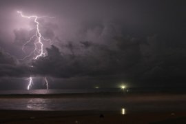 BMKG: Hujan disertai petir guyur kota Padang pada selasa