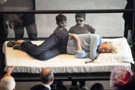 Tilda Swinton gelar aksi tidur di dalam peti kaca