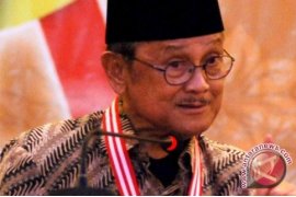 Habibie Prihatin Para Ibu Tinggalkan Keluarga Jadi TKW