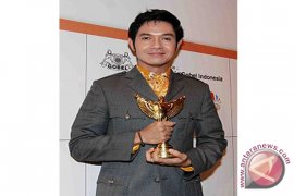  Dude Herlino raih aktor terfavorit