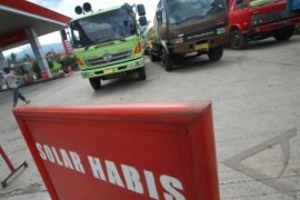 BBM Langka, Pengemudi Antre Beberapa Jam di SPBU