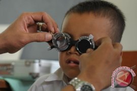  10 persen anak sekolah butuh kacamata