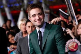 Robert Pattinson tak percaya cinta sejati, kenapa ya?
