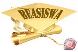 Bupati Barito Selatan Serahkan Beasiswa SD Hingga S3