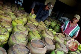 Warga mulai beralih gunakan kayu bakar dan arang