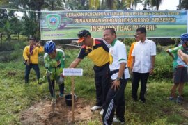 Komunitas Perempuan Bersepeda Tanam Pohon di Pasaman