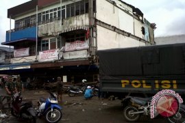 Pemkot Bongkar Paksa Tiga Ruko Pasar Flamboyan