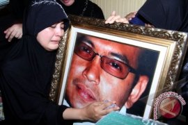 Jenazah Ustad Jeffry disambut ribuan orang