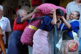 Buruh gendong sebar bunga sambut Hari Buruh