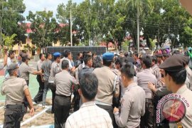 Mahasiswa Bentrok Turunkan Merah Puti Saat Berorasi