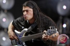 Jokowi Pamer Bass Pemberian Personel Metallica