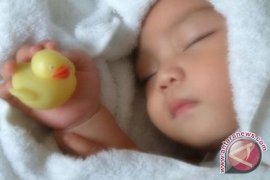 Kenali penyebab kepala bayi berkeringat