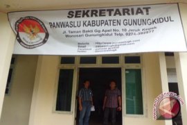 KPU diminta tertibkan alat peraga kampanye Menpora 