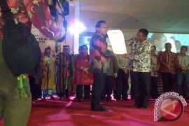 Menhut Serahkan Sertifikat Cagar Biosfir kepada Bupati Wakatobi