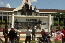 Mahasiswa Kalbar Desak Kasus Korupsi Dituntaskan 