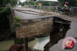 600 Warga Terisolasi Akibat Jembatan Runtuh