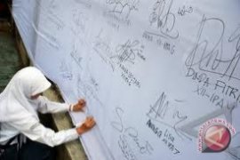 Siswa MAN luapkan kegembiraan corat-coret kampas 