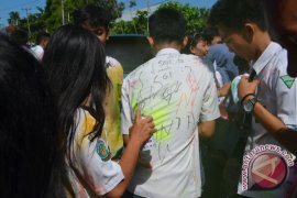 Hukuman mengecat tembok menunggu siswa coret seragam