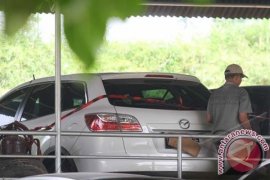 KPK Segel Tiga Mobil PKS