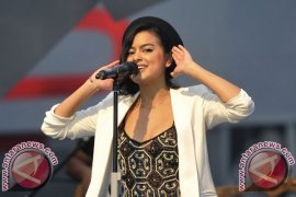 Eva Celia Pemeran Utama Film "Adriana"