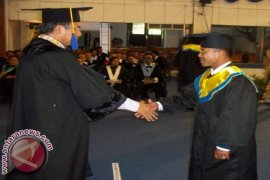 Unud Lepas 472 Wisudawan