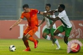 Maitimo Bangga Dengan Van Persie