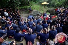 Ratusan warga dan wisatawan ikuti "Labuhan Merapi" 