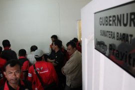 Ratusan Pekerja PLN Sumbar Ancam Mogok Massal