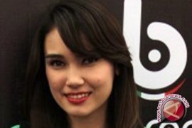 Feby Febiola Raih Penghargaan Enterpreneur