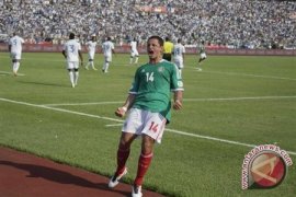 Chicharito Borong Dua Gol Meksiko