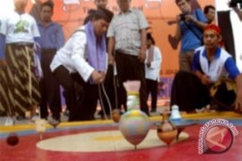 Lomba Gasing Angkat Pariwisata Bangka Barat