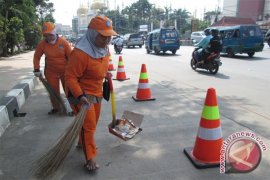 Petugas penyapu jalan  tewas akibat tabrak lari