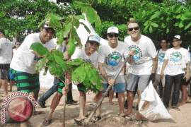 Coca-Cola Amatil Indonesia, Quiksilver, dan Garuda Indonesia Kumpulkan Karyawan, Masyarakat, dan Turis Bersihkan Pantai Kuta