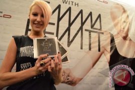 EMMA HEWITT DI MAKASSAR