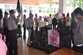 Demo HMI Kendari Tolak Rencana Kenaikan BBM