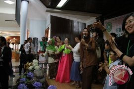 Anggota CIOFF Ikut Berjoget