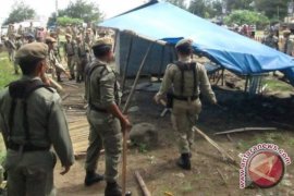 Belasan warung remang-remang di Pantai Panjang kembali dibongkar