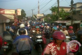 Angkutan Umum Kurangi Kemacetan