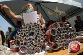 Polisi Bangka Barat Sita Seribuan Petasan