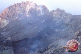 Gunung Merapi kembali keluarkan asap letusan freatik 